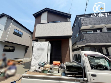  敷地内の駐車場は、荷物の運搬も楽になり、外出や買い物の利便性が向上します。お車をお持ちでなければ、来客用の駐車スペースとしてもお子様の遊び場としても活用可能です。