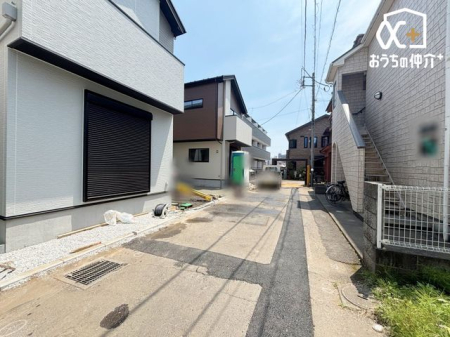 現地外観写真 南側幅員約4.0ｍの私道。車通りが少なく、静かで落ち着いた環境が魅力です。穏やかな暮らしを求める方におすすめしたい立地です。