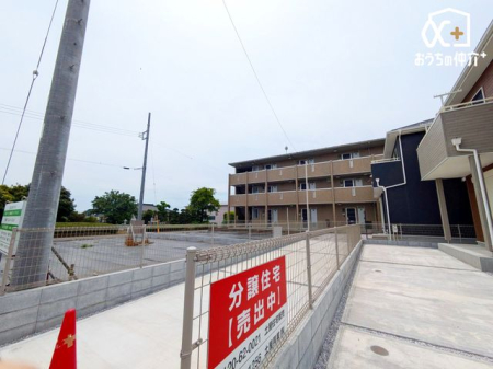 周辺環境 徒歩8分。【ファミリーマート入間上藤沢店】営業時間24時間。車椅子対応の駐車場。お支払い：クレジット カード。 640m