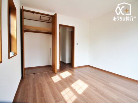 寝室 バルコニーに面した明るいお部屋で開放感もあります。