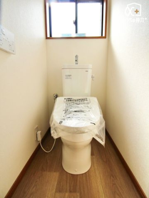 トイレ 小窓のある2階の温水洗浄便座付トイレ