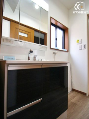 洗面台・洗面所 ～Wash room～大きな洗面　家族みんなが毎日使う洗面室。忙しい朝には使いやすい洗面で、ステキな一日のスタートをきりましょう。