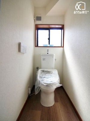 トイレ １階温水便座付きトイレの様子。小窓を空ける事で換気もしやすく、明るいトイレです！