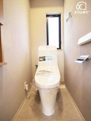 トイレ 小窓のある2階の温水洗浄便座付トイレです。