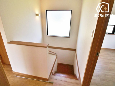 その他 窓があり明るく、手すり付きで安心な階段