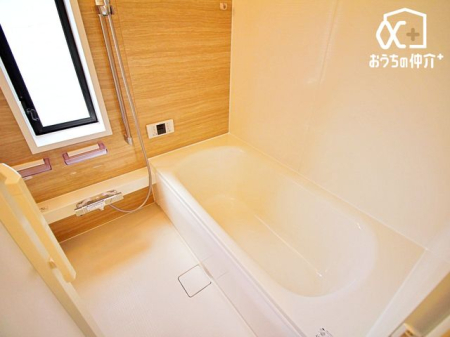 浴室 バスルームでリラックスバスタイム。バスタブにつかって寛ぎながら心と体をリフレッシュ。一日の疲れを癒してくれる清潔感のあるバスルーム。