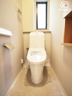 トイレ 小窓のある温水洗浄便座付トイレです。