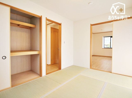 その他内観 リビング横にある6帖和室です。畳にゴロンと寝転んで癒しの時間を過ごせます。