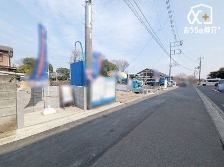 現地外観写真 前面道路は南西側4.2ｍ公道。車通りが少なく、静かで落ち着いた環境が魅力です。穏やかな暮らしを求める方におすすめしたい立地です。