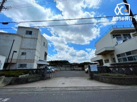 周辺環境 所沢市立柳瀬中学校 徒歩13分。武蔵野線「東所沢駅」が最寄りの広々とした敷地がある中学校でございます。周辺からの評判も良いです！ 970m