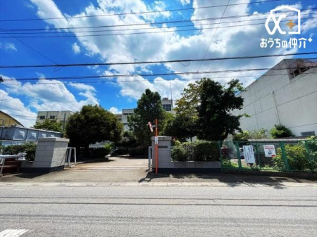 周辺環境 所沢市立柳瀬小学校 徒歩11分。近隣の方からの評判が良い小学校でございます。 830m