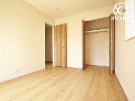 寝室 クローゼットも付いており、寝具・衣類等も豊富に収納可能な寝室です。