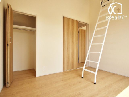 その他内観 たっぷり収納できるロフト付き！季節もののお洋服や、子供たちの思い出の品を大切に保管できますね！