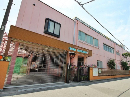 周辺環境 和泉保育園 徒歩5分。昭和56年開園。榎ノ木通りを一本入った場所にあります。 園庭はアスレチックなど充実しています。 延長保育：有（有料） 340m