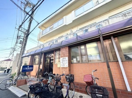 周辺環境 知念医院 徒歩3分。内科・小児科 診療時間：9:00-12:00、15:00-18:00(水日は午前のみ) 220m