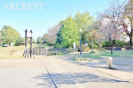 周辺環境 谷戸せせらぎ公園 徒歩14分。小川の傍に東京では珍しい手押し井戸があります。起伏のある広場の横では遊具もあるので、存分に楽しめます。 1050m