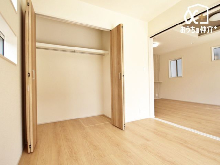 その他内観 リビング横の4.5帖の洋室。扉を開けてリビングと繋げて利用することもできます！