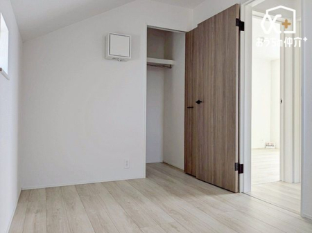 子供部屋 子供部屋にオススメな洋室の様子。大容量のクローゼットが付いているため、お子様の勉強道具・衣類・寝具等も便利に収納可能です。