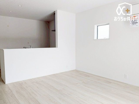 リビング ～Living～温かみのあるナチュラルテイストのLDK。のんびりくつろぐソファや、お食事を楽しむダイニングセットを置いても圧迫感はありません。