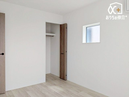 寝室 寝室にオススメな6.0帖洋室の様子です。クローゼットも付いており、寝具・衣類等も豊富に収納可能な寝室です。