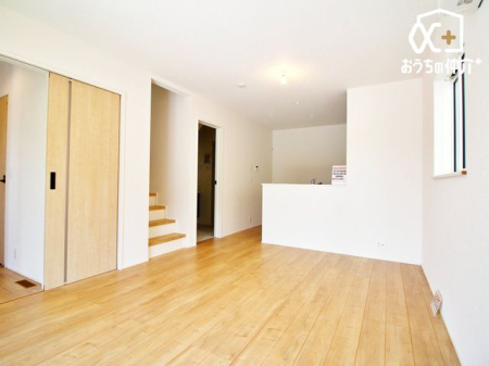 リビング ～Living～温かみのあるナチュラルテイストのLDK。のんびりくつろぐソファや、お食事を楽しむダイニングセットを置いても圧迫感はありません。