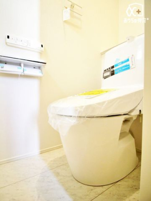 トイレ シンプルな内装のスッキリとした1階トイレです。