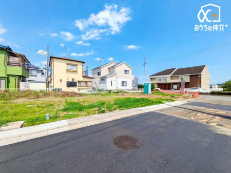 周辺環境 徒歩9分。【藤沢南小学校】車椅子対応の入り口　16クラス 児童数:389人 710m