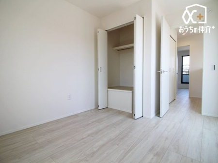 子供部屋 クローゼットが付いているため、お子様の勉強道具・衣類等も便利に収納可能です。