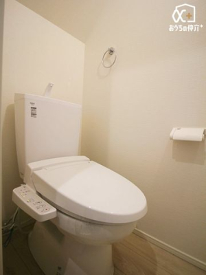 トイレ シンプルな内装のスッキリとした1階トイレです。
