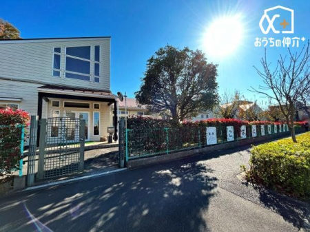 周辺環境 こばとの森幼稚園 徒歩7分。園敷地の半分を占める森は　春夏秋冬それぞれに風情があり　楽しい遊び場でもあります 560m