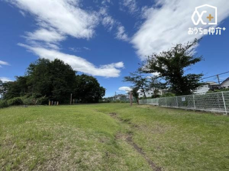 周辺環境 こやま第三緑地 徒歩15分。開けた大きな広場と雑木林があり園内をお散歩できる公園です。森林浴に最適！ 1200m