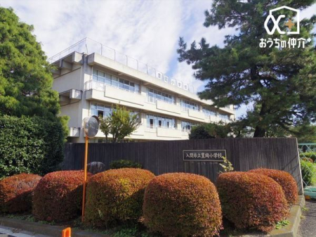 周辺環境 徒歩5分。【豊岡小学校】車椅子対応の入り口 330m