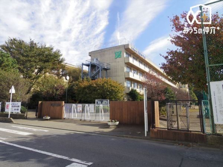 周辺環境 入間市立豊岡中学校 徒歩13分。【豊岡中学校】車椅子対応の駐車場・入り口あり　11クラス 生徒数:283人 1030m