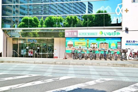 周辺環境 徒歩6分。【いなげや西武入間ペペ店】駅直結の便利な食品スーパーです 410m
