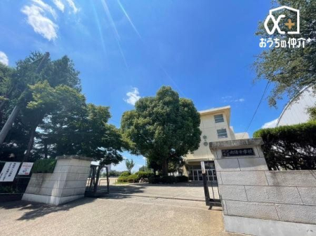 周辺環境 所沢市立向陽中学校 徒歩3分。西武新宿線「新所沢駅」近くの広々とした敷地がある中学校でございます。周辺からの評判も良いです！ 230m