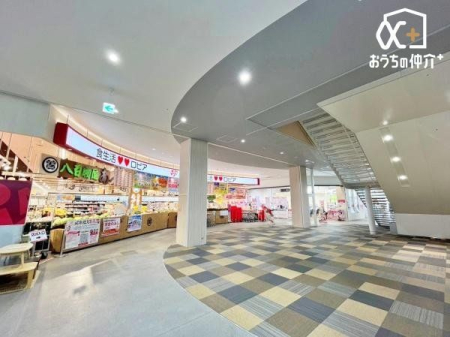 周辺環境 ロピア 所沢島忠ホームズ店 徒歩9分。ロピアはお肉もお魚も、美味しくてたくさん入っていて、うれしいですね！おすすめはウィンナー！とっても美味しいですよ！ 650m
