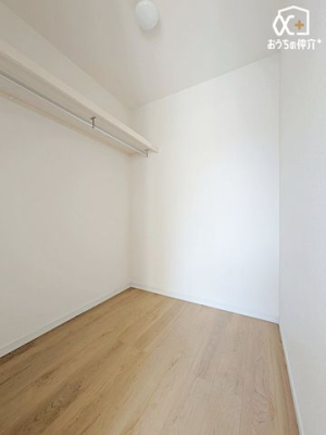 収納 《ウォークインクローゼット》棚やハンガーの配置を自由に調整可能。収納物に合わせて最適なレイアウトを実現。