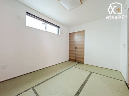 その他内観 畳の香りが心地よい和室は、リラックスできる癒しの空間です。客間や趣味の部屋としても使いやすく、収納スペースも完備。和の風情を楽しみながら、モダンな生活に調和する多用途な空間です。