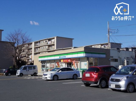 周辺環境 ファミリーマート所沢ニュータウン店 徒歩3分。24時間営業なので、急なお買い物にも便利です。飲食物や軽い日用品を販売しております。駐車場；有 190m