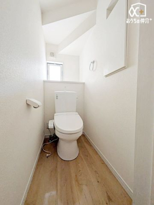 トイレ 無駄のないデザインが魅力のシンプルなトイレは、清潔感と使いやすさを両立。
