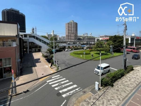 周辺環境 小手指駅　北口　(西武池袋線) 徒歩3分。始発電車も多く大変便利に利用できます。北口ロータリー内にスーパーがあるので、お仕事帰りにお買い物も済ませることができます 190m