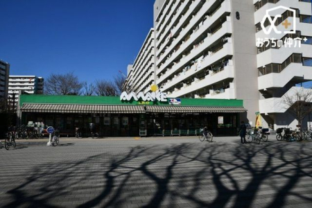 周辺環境 スーパーあまいけ萩山駅前店 徒歩8分。【営業時間】10時から22時日曜日は9時から 630m
