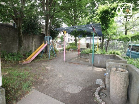 周辺環境 萩山町２丁目第１仲よし広場 徒歩5分。ベンチ・スツール・パーゴラ・遊具（ブランコ※使用中止・すべり台・砂場）・水飲場・防火貯水槽 340m