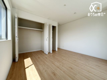 寝室 寝室におすすめな7.5帖洋室！バルコニーに面した明るいお部屋で開放感もあります。