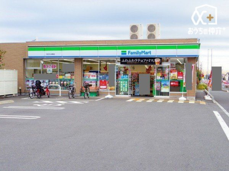 周辺環境 ファミリーマート所沢久米東店 徒歩2分。24時間営業なので、急なお買い物にも便利です。飲食物や軽い日用品を販売しております。駐車場；有 120m