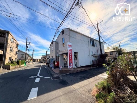周辺環境 所沢久米郵便局 徒歩5分。かわいい外観の郵便局 370m