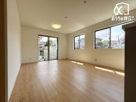 リビング 西側は建物がなく日当たり良好です
