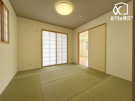 その他内観 客間としても重宝するリビング横の和室スペース。