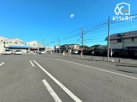 周辺環境 ローソン小手指元町店 徒歩5分。24時間営業なので、急なお買い物にも便利です。飲食物や軽い日用品を販売しております。駐車場；有 400m