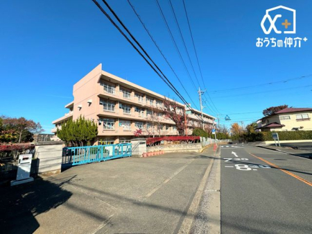 周辺環境 所沢市立椿峰小学校 徒歩9分。西武池袋線小手指駅が最寄りの小学校でございます。ご近所の評判も良いです！ 720m
